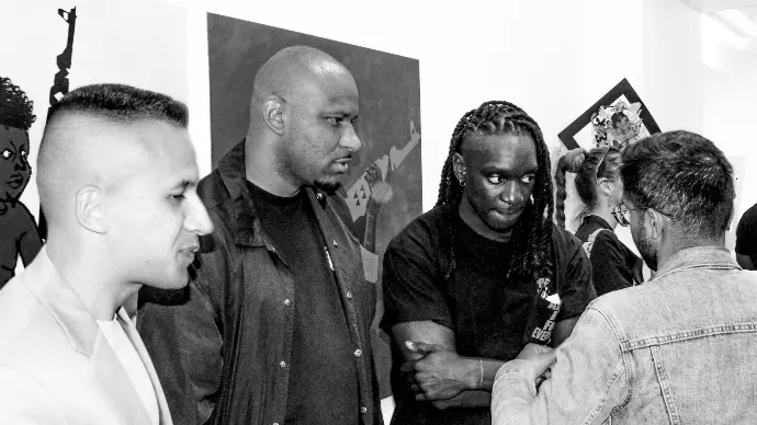 des artistes dans une expo